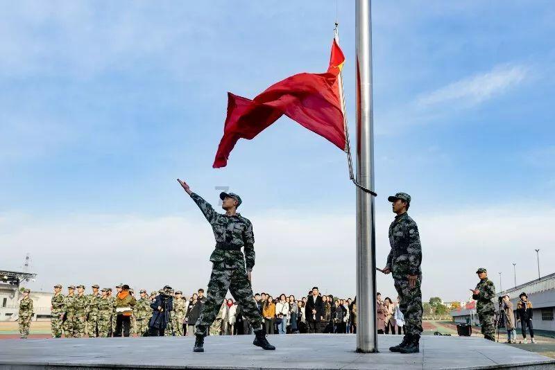 我的男朋友把我微信删除了之后他还故意的把我留在另一个微信号里 可是我和他都不联系也不说话了？
